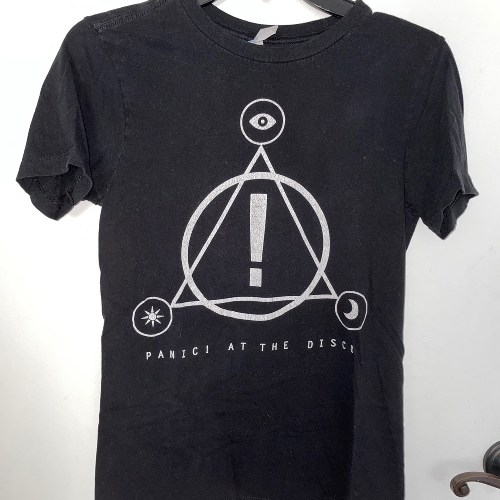 HOT TOPIC Panic! At The Disco Black Logo Tee